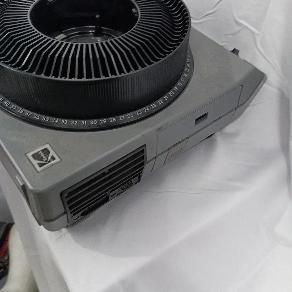 Kodak Ektagraphic III AM Slide Projector Wiko 100-150mm Zoom Lens 80 Slide WORKS
